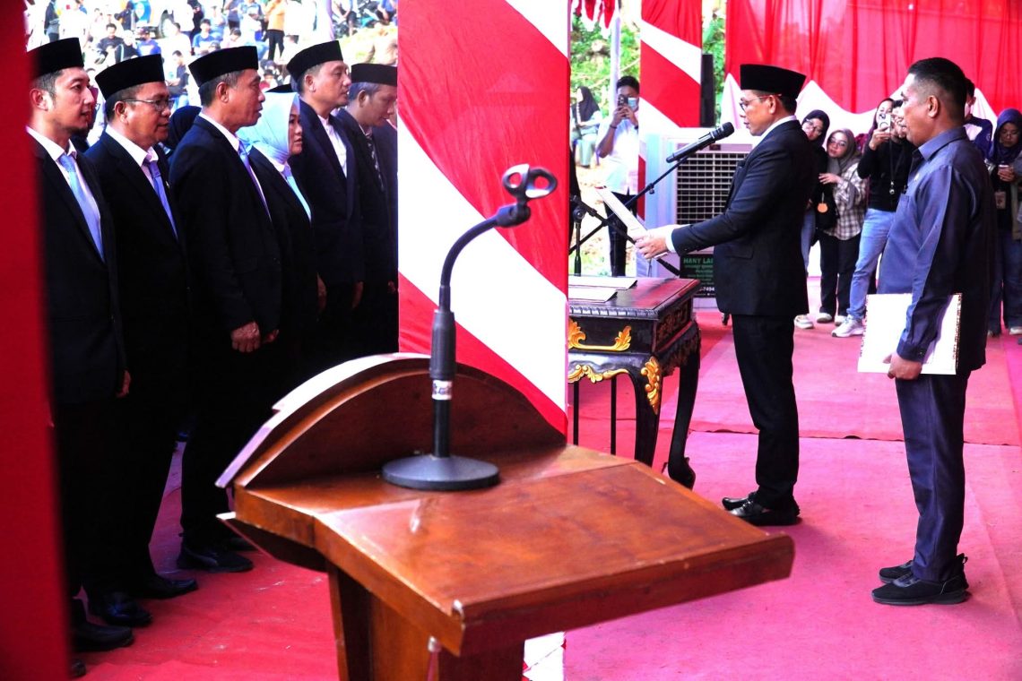 Bupati Konawe, Yusran Akbar saat melantik pejabat lingkup Pemda Konawe