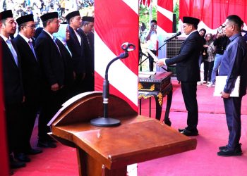 Bupati Konawe, Yusran Akbar saat melantik pejabat lingkup Pemda Konawe