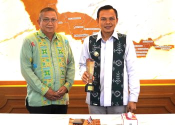 Bupati Konawe, Yusran Akbar menerima penghargaan Indonesia Innovation Excellence Award 2026