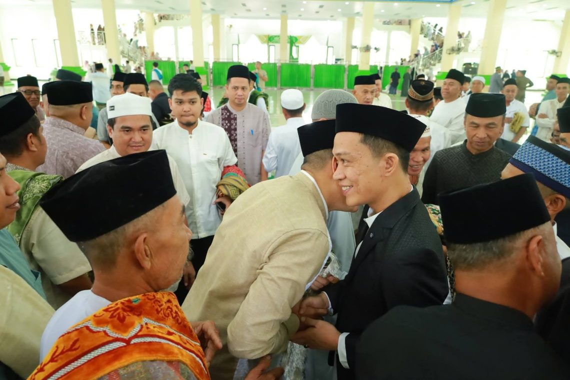 Idul Fitri di Wanggudu, Bupati Konut Serukan Kebersamaan dan Percepatan Pembangunan 10 Bupati Konut saat bersilaturahmi dengan masyarakat usai melaksanakan sholat Idul Fitri