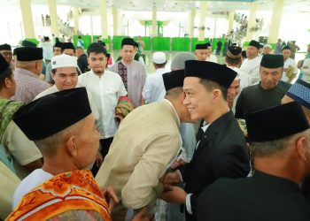 Bupati Konut saat bersilaturahmi dengan masyarakat usai melaksanakan sholat Idul Fitri