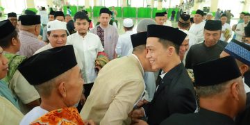 Bupati Konut saat bersilaturahmi dengan masyarakat usai melaksanakan sholat Idul Fitri
