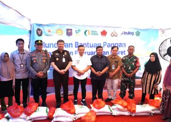 Bupati Konawe bersama unsur Forkopimda serta lainnya saat meluncurkan bantuan pangan