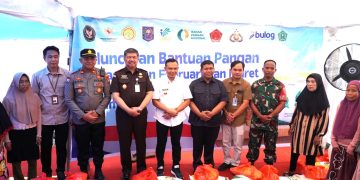 Bupati Konawe bersama unsur Forkopimda serta lainnya saat meluncurkan bantuan pangan