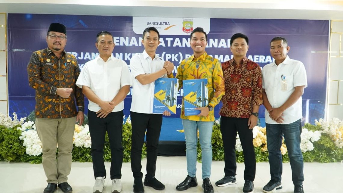 Pemkab Konut Gandeng Bank Sultra, Pinjaman Daerah Digenjot Untuk 39 Proyek Infrastruktur 10 Bupati Konut, H. Ikbar, SH, MH bersama Direktur Utama Bank Sultra, Andri Permana Diputra Abubakar usai menandatangani perjanjian kredit pinjaman daerah