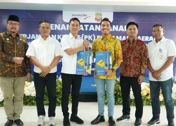 Bupati Konut, H. Ikbar, SH, MH bersama Direktur Utama Bank Sultra, Andri Permana Diputra Abubakar usai menandatangani perjanjian kredit pinjaman daerah