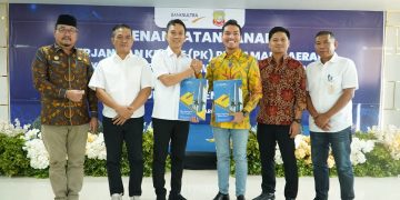 Pemkab Konut Gandeng Bank Sultra, Pinjaman Daerah Digenjot Untuk 39 Proyek Infrastruktur 1 Bupati Konut, H. Ikbar, SH, MH bersama Direktur Utama Bank Sultra, Andri Permana Diputra Abubakar usai menandatangani perjanjian kredit perjanjian daerah