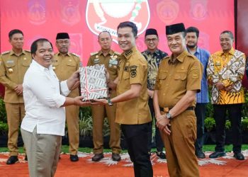Bupati Konut menyerahkan LKPD 2025 kepada Kepala Perwakilan BPK RI Sultra