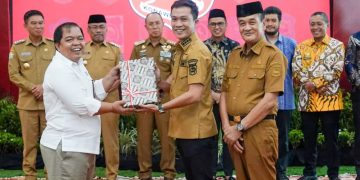 Bupati Konut menyerahkan LKPD 2025 kepada Kepala Perwakilan BPK RI Sultra