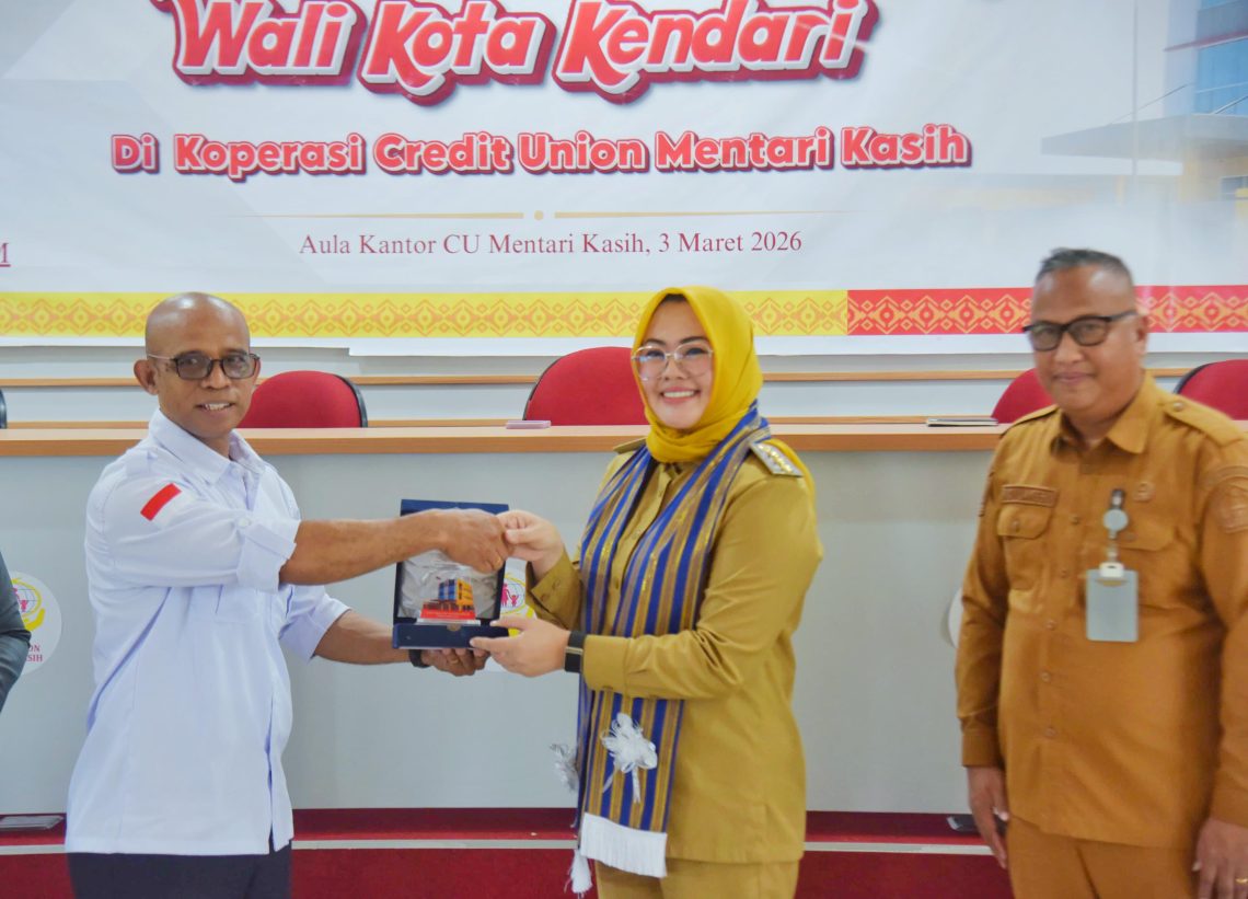 Pemkot Kendari Dukung Penguatan Koperasi, Wali Kota Teken Prasasti Gedung CU Mentari Kasih 10 Wali Kota Kendari, Siska Karina Imran usai meresmikan gedung baru Koperasi Credit Union (CU) Mentari Kasih