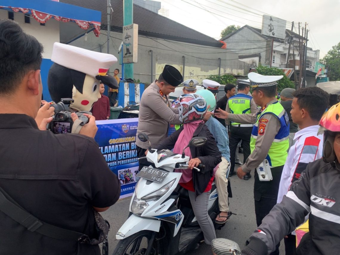 Kolaborasi Asmo Sulsel dan Polres Gowa, Helm SNI Dibagikan Gratis Kepada Pengendara 10 Kolaborasi Asmo Sulsel dan Polres Gowa, Helm SNI Dibagikan Gratis Kepada Pengendara