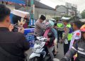 Asmo Sulsel dan Polres Gowa saat membagikan Helm SNI gratis kepada pengendara