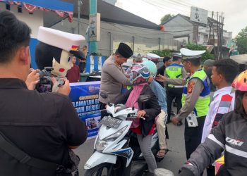 Kolaborasi Asmo Sulsel dan Polres Gowa, Helm SNI Dibagikan Gratis Kepada Pengendara 11 Asmo Sulsel dan Polres Gowa saat membagikan Helm SNI gratis kepada pengendara