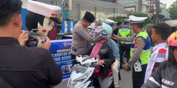 Asmo Sulsel dan Polres Gowa saat membagikan Helm SNI gratis kepada pengendara