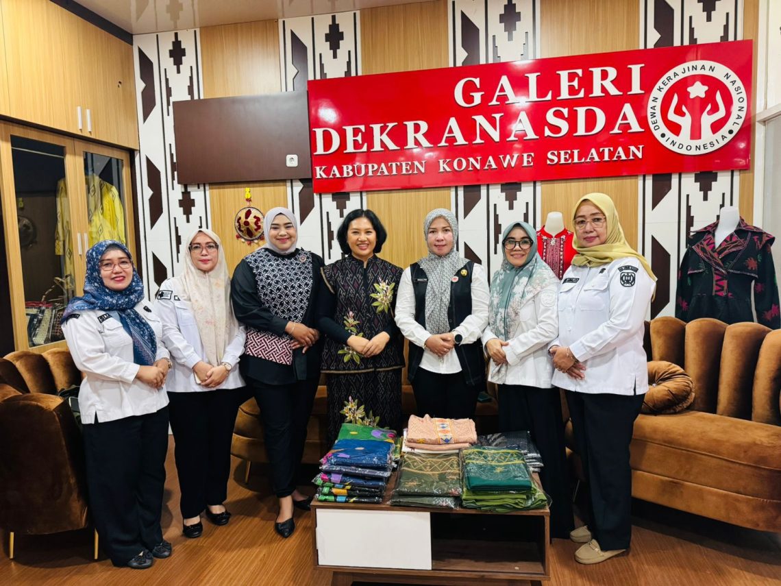 Ketua Dekranasda Konsel saat menerima kunjungan Ibu Danru 5 Kopassus