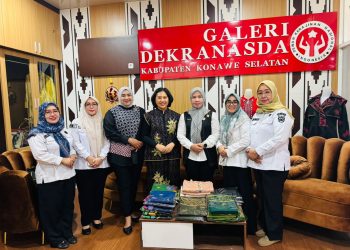 Ketua Dekranasda Konsel saat menerima kunjungan Ibu Danru 5 Kopassus