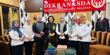 Dekranasda Konsel Terima Kunjungan Ibu Danru 5 Kopassus di Galeri UMKM 1 Ketua Dekranasda Konsel saat menerima kunjungan Ibu Danru 5 Kopassus