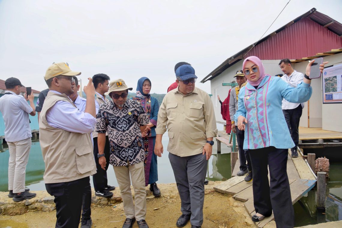 Wali Kota Kendari, Siska Karina Imran saat mendampingi Wamen PKP, Fahri Hamzah