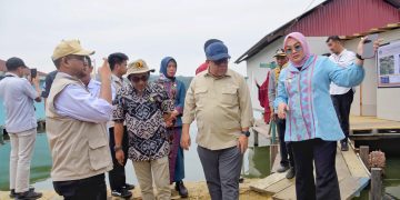 Wali Kota Kendari, Siska Karina Imran saat mendampingi Wamen PKP, Fahri Hamzah