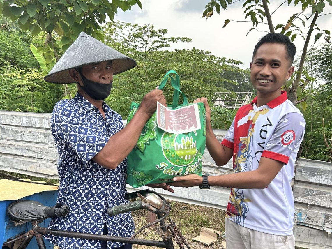 KAI Sultra saat berbagi sembako kepada salah seorang warga Kendari