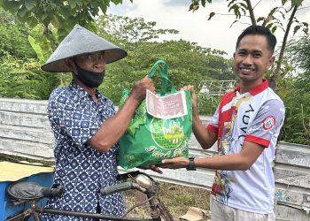 KAI Sultra saat berbagi sembako kepada salah seorang warga Kendari