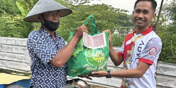 KAI Sultra saat berbagi sembako kepada salah seorang warga Kendari