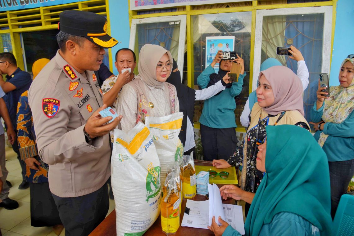 Wali Kota Kendari saat menyalurkan bantuan pangan