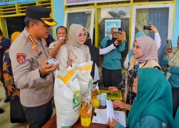 Wali Kota Kendari saat menyalurkan bantuan pangan