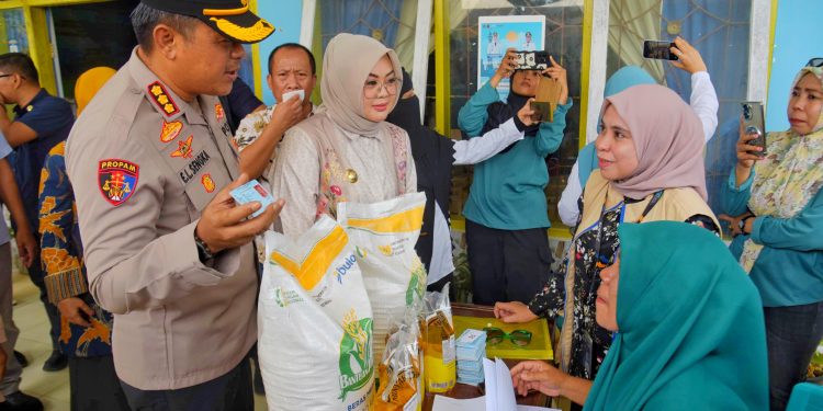 Wali Kota Kendari saat menyalurkan bantuan pangan
