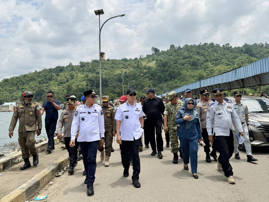 Bupati Konsel mendampingi Gubernur Sultra memantau arus mudik