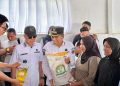 Gubernur Sultra bersama Bupati Konsel saat launching bantuan pangan murah