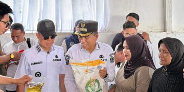 Telan Inflasi, Bupati Konsel Bersama Gubernur Launching Bantuan Pangan di Desa Ulunese