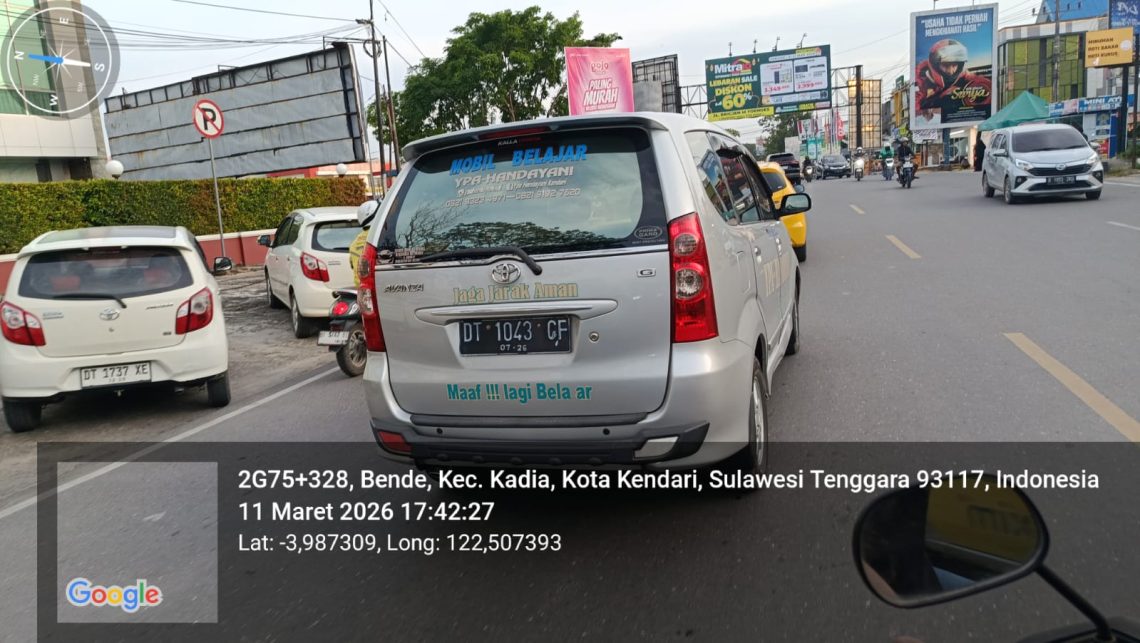 Salah satu mobil kursus mengendarai YPA Handayani yang diduga sebabkan macet di jalan umum