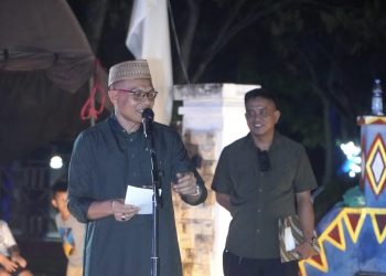 Konawe Bersahaja Bergema, Festival Mobil Hias Hidupkan Malam Takbiran 11 Bupati Konawe, Yusran Akbar saat memberikan sambutan di festival mobil hias