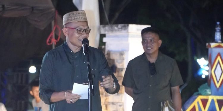 Bupati Konawe, Yusran Akbar saat memberikan sambutan di festival mobil hias