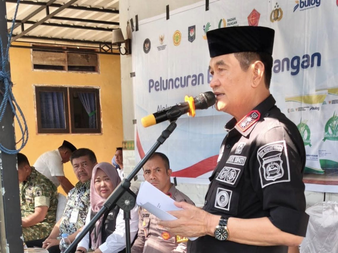 Wabup Konut Launching Bantuan Pangan di Motui, 8.447 Warga Jadi Sasaran 10 Wabup Konut memberikan sambutan di acara launching bantuan pangan