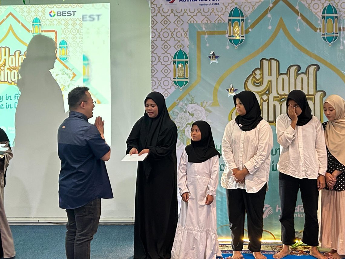 Asmo Sulsel saat memberikan santunan kepada anak-anak panti asuhan