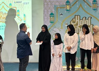 Asmo Sulsel saat memberikan santunan kepada anak-anak panti asuhan