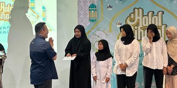 Asmo Sulsel saat memberikan santunan kepada anak-anak panti asuhan