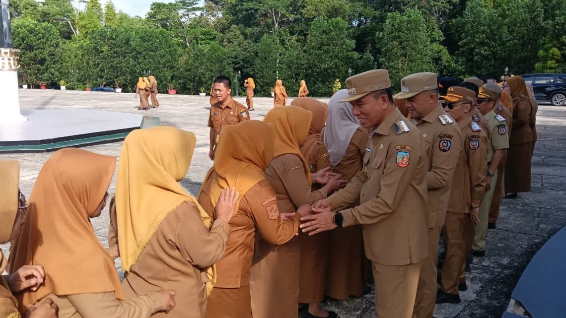 Bupati Konsel Irham Kalenggo saat bersalaman dengan sejumlah ASN Pemkab Konsel