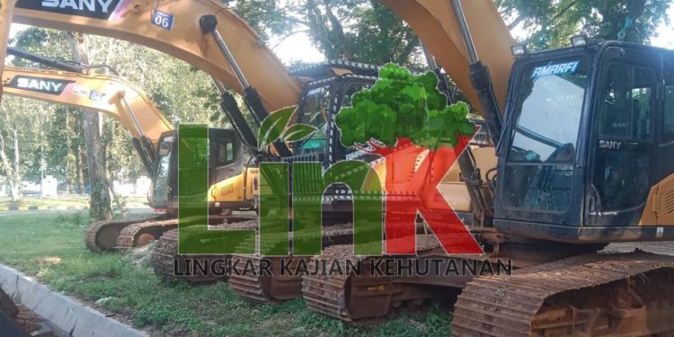 Barang bukti alat berat milik PT Amarfi yang kini ditahan di Kantor Kejari Konawe