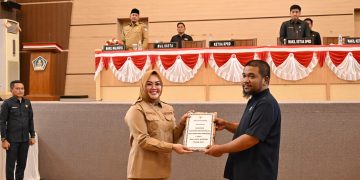 DPRD Kendari Gelar Paripurna, Wali Kota Sampaikan LKPJ 2025 2 Pemyerahan LKPJ 2025, dari Pemkot Kendari kepada DPRD