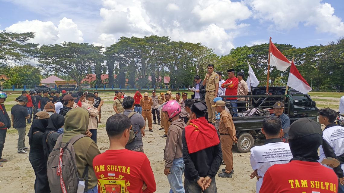 Pemuda Watubangga Protes Proyek Lapangan Mokole So’u, Desak Audit dan Perbaikan 10 Pemuda Watubangga saat aksi terkait Lapangan Mokole So’u