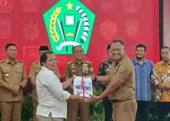 Sekda Konawe saat menyerahkan LKPD 2025 kepada BPK