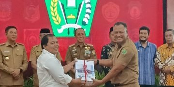 Sekda Konawe saat menyerahkan LKPD 2025 kepada BPK