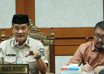 Wabup Konut saat memimpin rapat