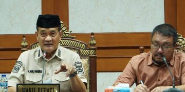 Wabup Konut saat memimpin rapat