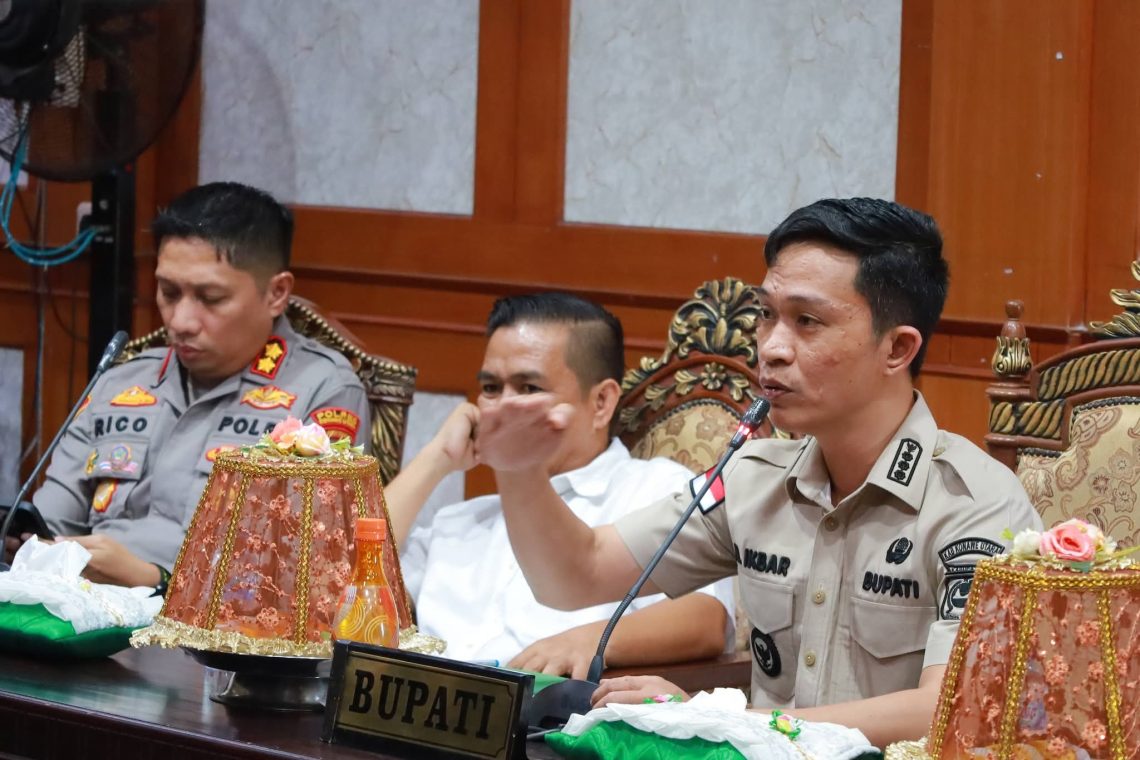 Bupati Ikbar saat memimpin Rakor