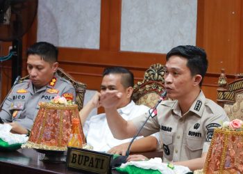Bupati Ikbar saat memimpin Rakor