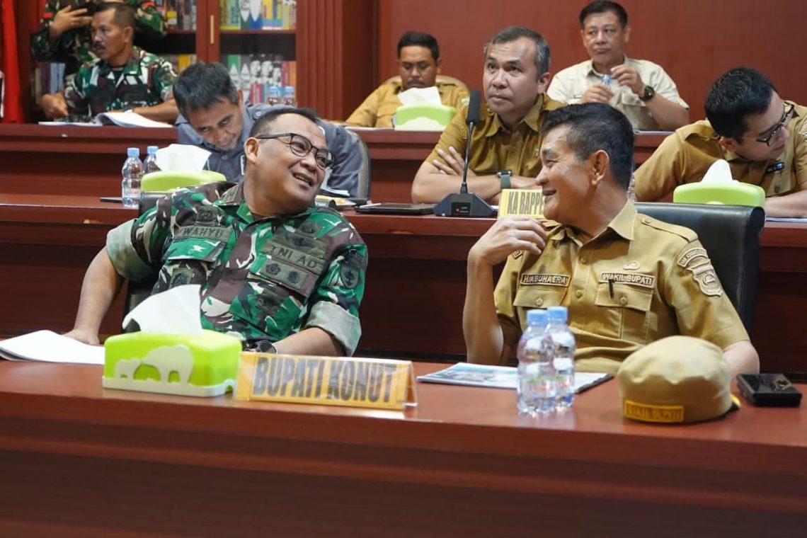 Wabup Konut saat menghadiri rapat persiapan TMMD di Korem 143/Halu Oleo